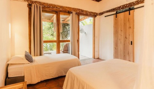 Habitación junior con 1 cama doble o 2 individuales, vistas al jardín