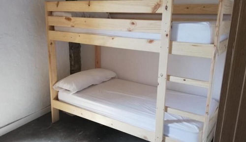 Habitación básica con 1 cama doble o 2 individuales, vistas a la montaña