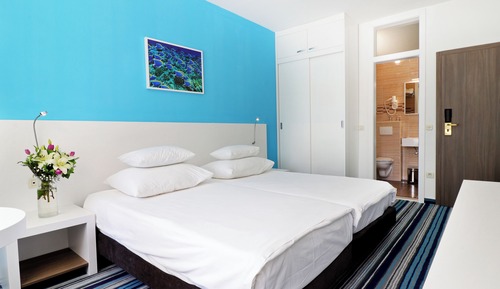 Habitación superior con 1 cama doble o 2 individuales, balcón