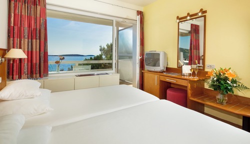 Habitación familiar, balcón, vistas parciales al mar