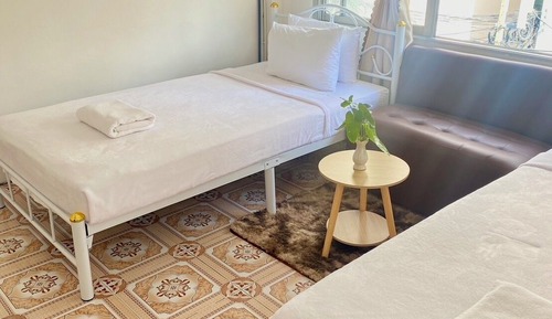 Habitación básica con 2 camas individuales