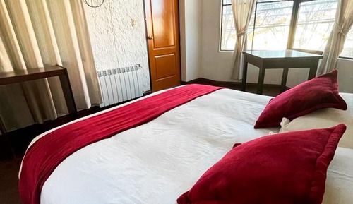 Habitación doble, 1 cama de matrimonio grande, baño privado, vistas a la ciudad