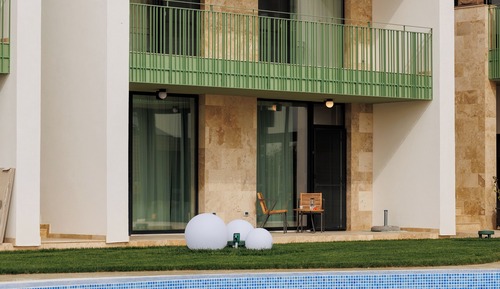 Estudio de lujo, varias camas, baño privado, vistas a la piscina