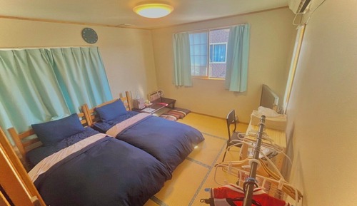 Habitación básica con 1 cama doble o 2 individuales, 2 camas individuales