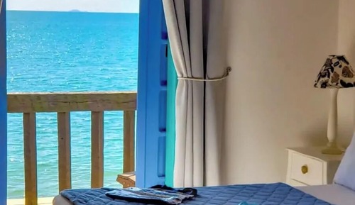 Habitación, balcón, mirando al mar