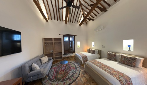 Habitación cuádruple familiar, varias camas, vistas a la piscina