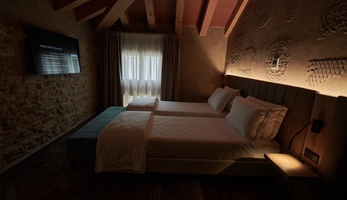 Habitación clásica con 1 cama doble o 2 individuales, vistas a la montaña