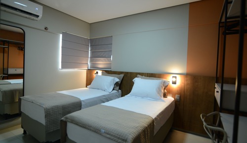 Habitación con 2 camas individuales, vistas a la ciudad