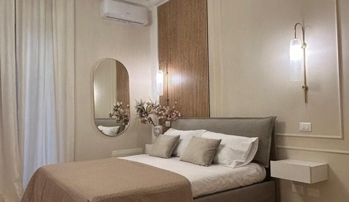 Habitación, balcón, vistas al patio
