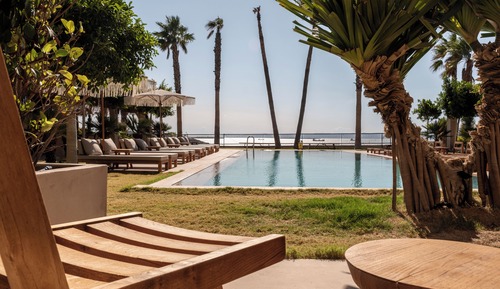 Habitación exclusiva, vistas a la piscina, mirando al mar