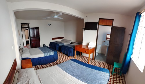 Habitación cuádruple familiar, varias camas, baño privado, vistas al río
