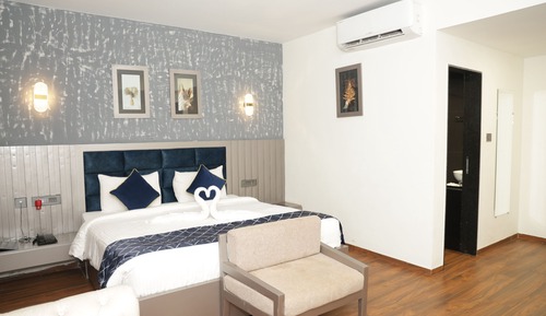 Habitación Deluxe, 1 cama doble, balcón, vistas a la piscina