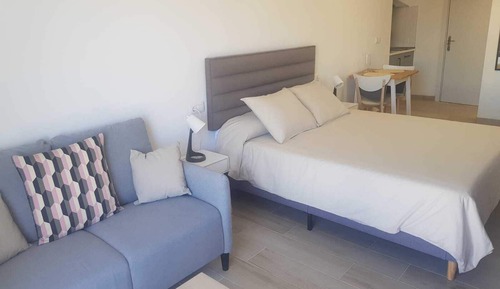 Estudio superior, 1 cama de matrimonio, vistas a la piscina