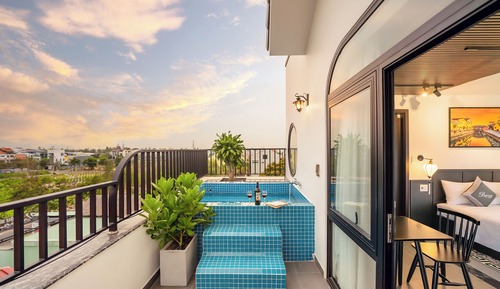 Suite estudio panorámica, varias camas, bañera de hidromasaje, vistas al jardín