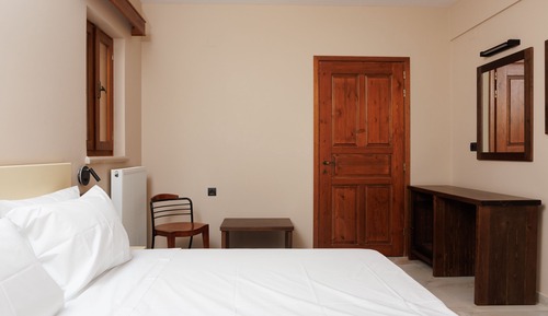 Habitación básica con 1 cama doble o 2 individuales, vistas a la colina
