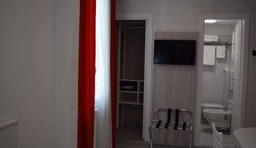 Habitación básica con 2 camas individuales