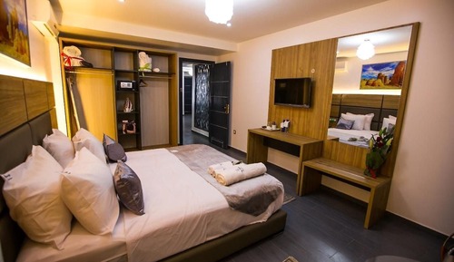 Habitación básica con 1 cama doble o 2 individuales, baño privado
