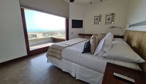 Habitación estándar con 1 cama doble o 2 individuales, vistas parciales al mar