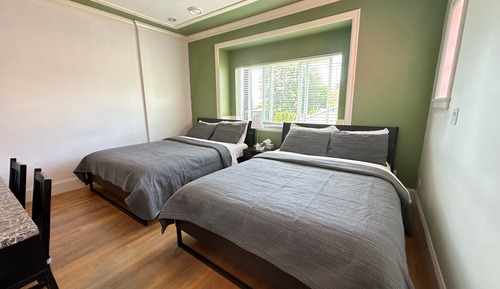 Habitación cuádruple Deluxe, 2 camas de matrimonio, baño privado (Room G)