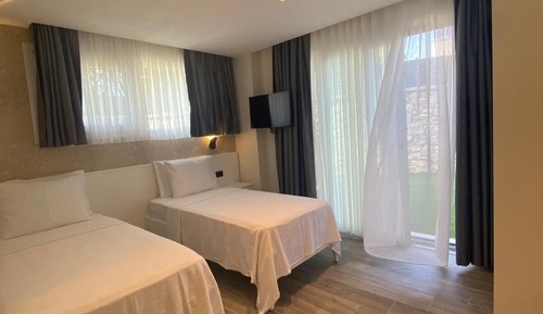 Habitación básica con 1 cama doble o 2 individuales, vistas al jardín