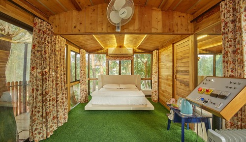 Casa en un árbol estándar, vistas a la piscina