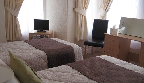 Habitación con 2 camas individuales, baño privado