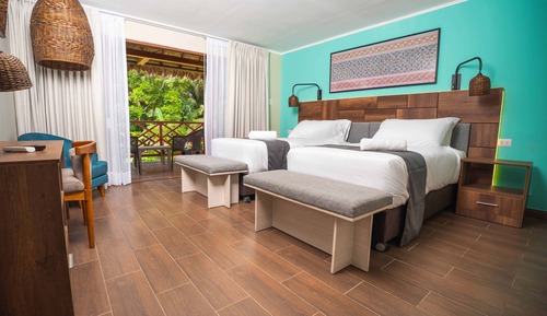 Habitación superior con 2 camas individuales, balcón