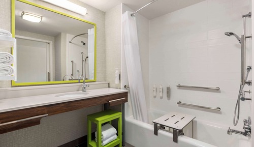 Habitación, 2 camas de matrimonio (Mobility & Hearing, Roll-in Shower)