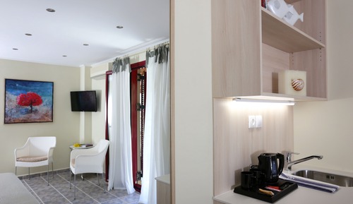 Habitación superior con 2 camas individuales, bañera de hidromasaje, vistas parciales al mar