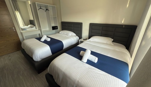 Suite junior, varias camas, balcón, vistas a la ciudad