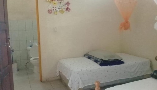 Habitación básica con 2 camas individuales