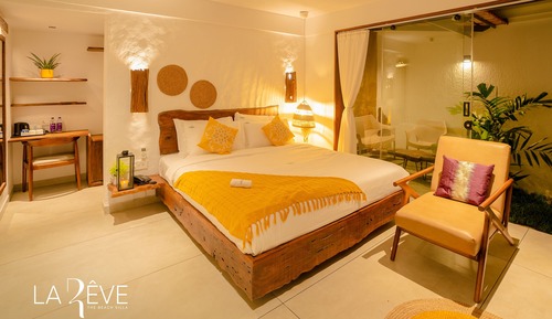 Villa, vistas al jardín, junto a la playa