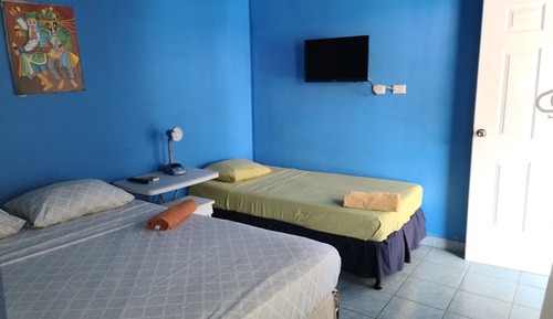 Habitación triple clásica, varias camas, baño privado, vistas al patio