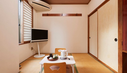 Habitación tradicional con 2 camas individuales, fumadores, baño compartido