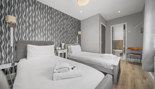 Habitación básica con 2 camas individuales, baño privado