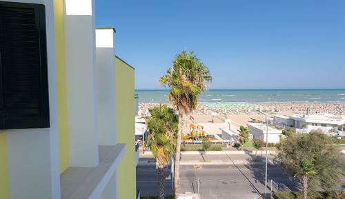 Habitación triple Confort, varias camas, balcón, vistas al mar