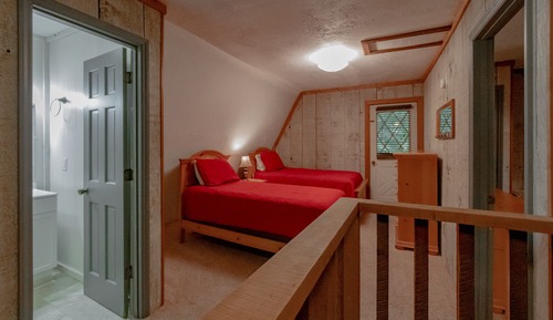 1 Bedroom Upstairs with Loft