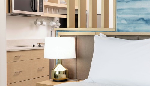 Estudio, 1 cama de matrimonio grande con sofá cama, en esquina