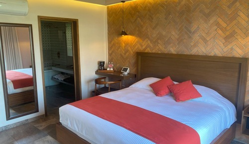 Habitación de lujo doble, 1 cama de matrimonio grande, vistas a la ciudad