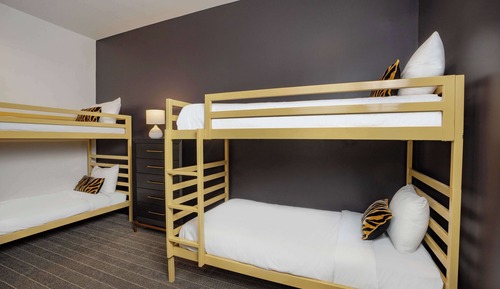 Suite, 2 habitaciones, balcón (1 King Bed and 2 Twin Bunk Beds)