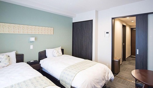Habitación básica con 2 camas individuales