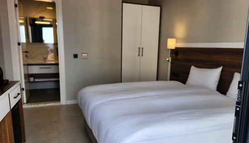 Habitación estándar con 1 cama doble o 2 individuales, baño privado, vistas al mar