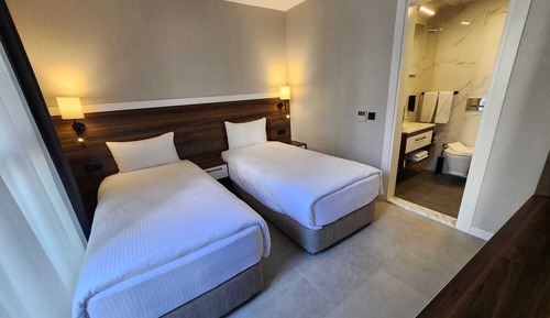 Habitación estándar con 1 cama doble o 2 individuales, baño privado, vistas a la ciudad