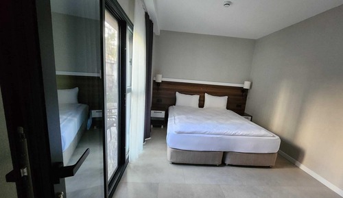 Habitación estándar con 1 cama doble o 2 individuales, baño privado, vistas al patio