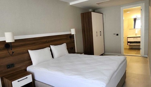 Suite Confort, varias camas, baño privado, vistas parciales al mar