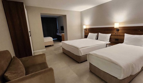 Suite estándar, varias camas, baño privado, vistas al jardín