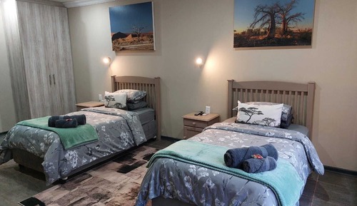 Habitación básica con 2 camas individuales