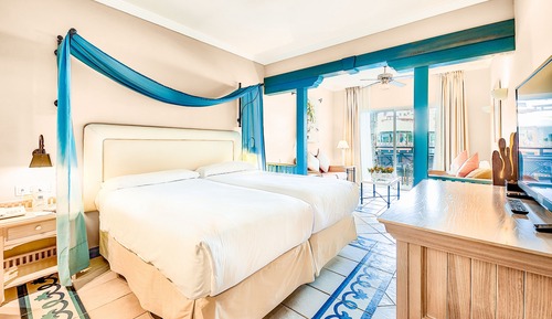 Habitación doble, vistas parciales al mar (1 adult and 2 children)