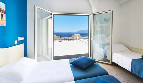 Habitación triple superior, vistas al mar