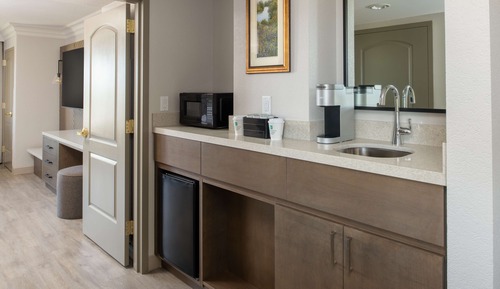 Suite, 2 camas de matrimonio (2 Room Governor Suite, Roll-In Shower)